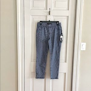 Charlie B Pull on Capri NWT Size 6